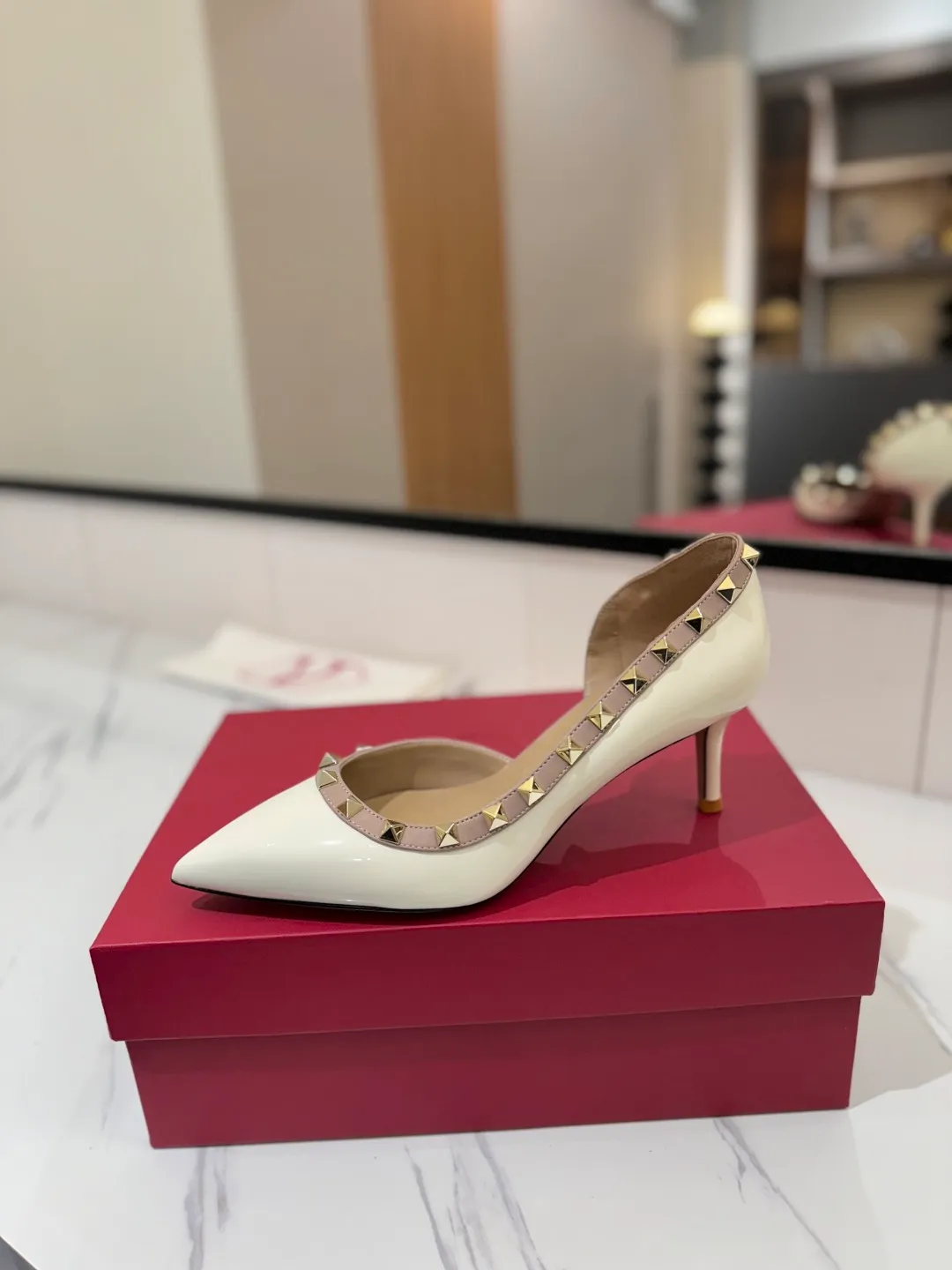 👟👟Ex-factory price 580👟👟 Valentino/Valentino rivet VT classic shoes, top replica! The side curves are perfect, the original molded custom-made rust-free rivets, and the textured hardware bring out a full sense of high-end, giving you a genuine foot feel! The first choice for high-end customers❤️ [Material] Upper: Original imported custom patent leather Lining: Original imported goatskin Outsole: Imported pearlescent leather outsole Heel height: 6.5CM Code number: 35-39 [34, 40, 41, 42 custom-made are not returnable]